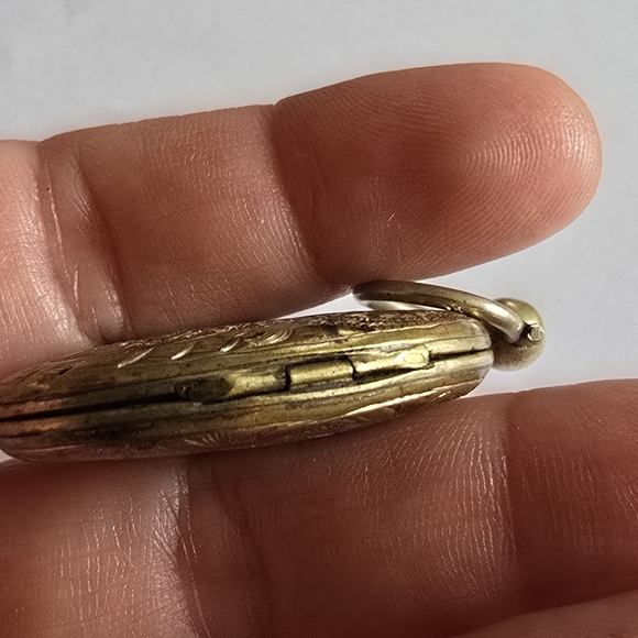 Antique locket Victorian oval  gold tone vintage leaves leaf 1800s botanical - Picture 10 of 15